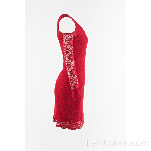 Gaun renda merah dengan bahu